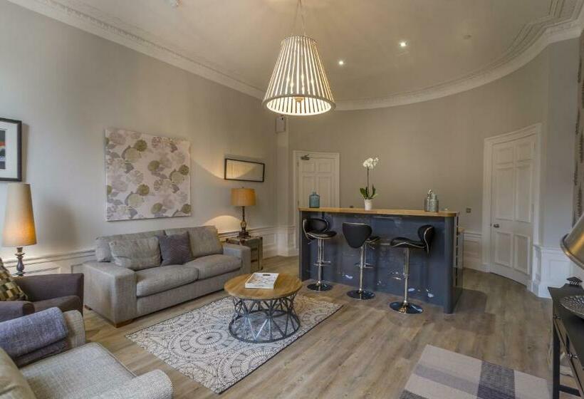 מיטת קינג בסוויטה, Haymarket Apartments