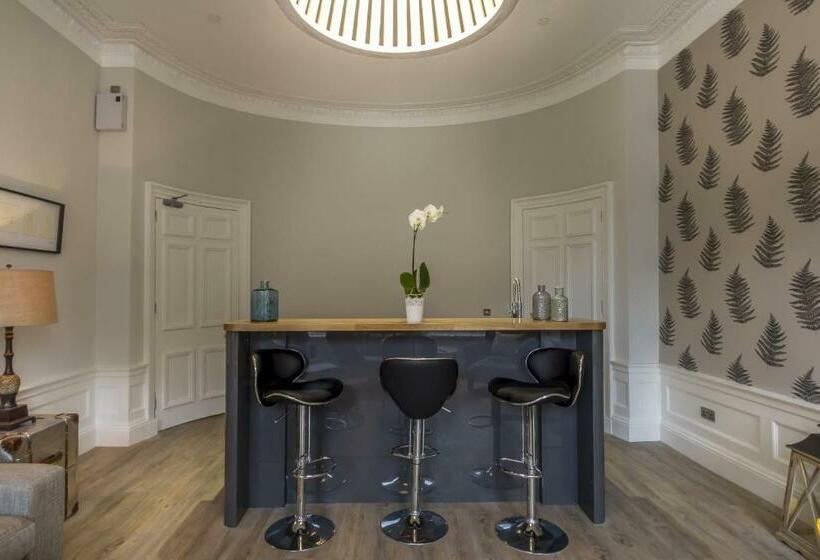 מיטת קינג בסוויטה, Haymarket Apartments