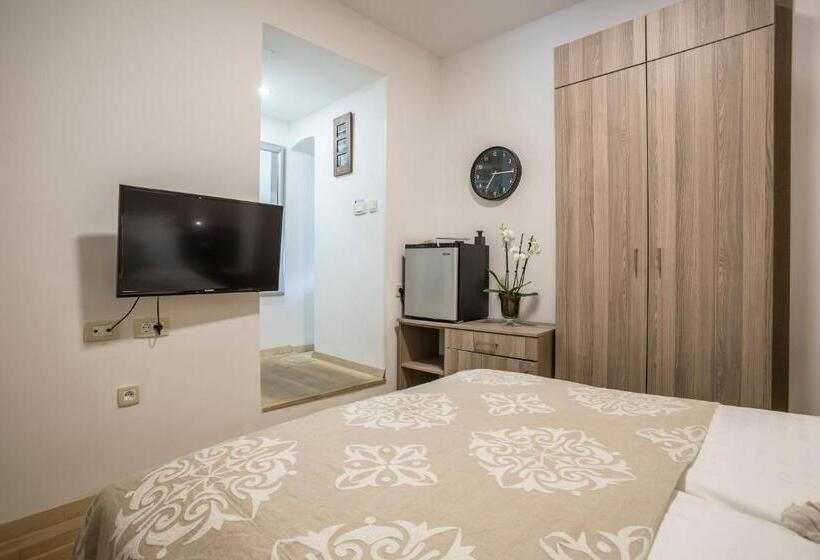 חדר אקונומי, Centro Di Centri Rooms