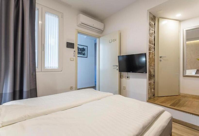 חדר אקונומי, Centro Di Centri Rooms