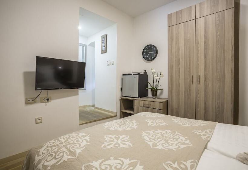 חדר אקונומי, Centro Di Centri Rooms
