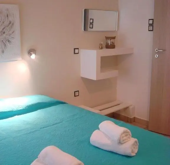 تختخواب در اتاق مشترک, Smaragdi Studios And Rooms