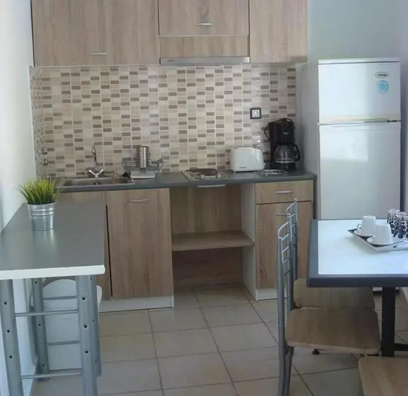 تختخواب در اتاق مشترک, Smaragdi Studios And Rooms