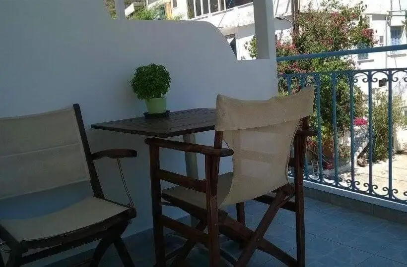 تختخواب در اتاق مشترک, Smaragdi Studios And Rooms