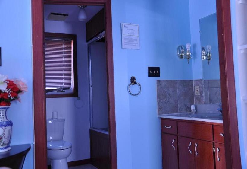 غرفة قياسية مزوَّدة بشُرفة, Ambassador B&b Guest Home