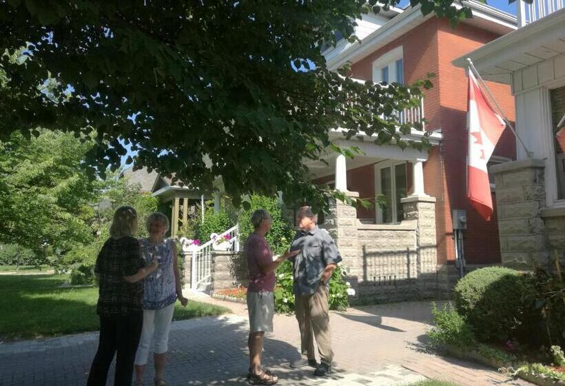 غرفة قياسية مزوَّدة بشُرفة, Ambassador B&b Guest Home