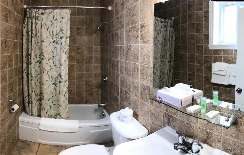 غرفة قياسية ثلاثية, Century Motel