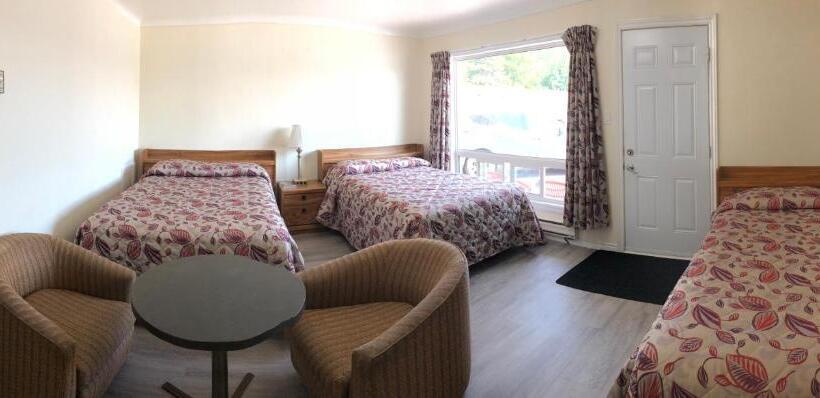 غرفة قياسية ثلاثية, Century Motel