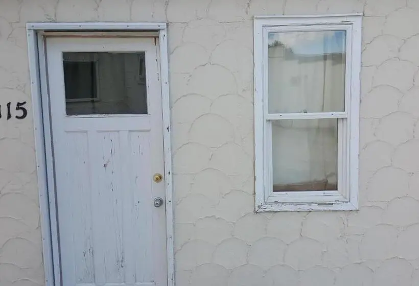 اتاق اکونومی یک تخته, Hat Motel