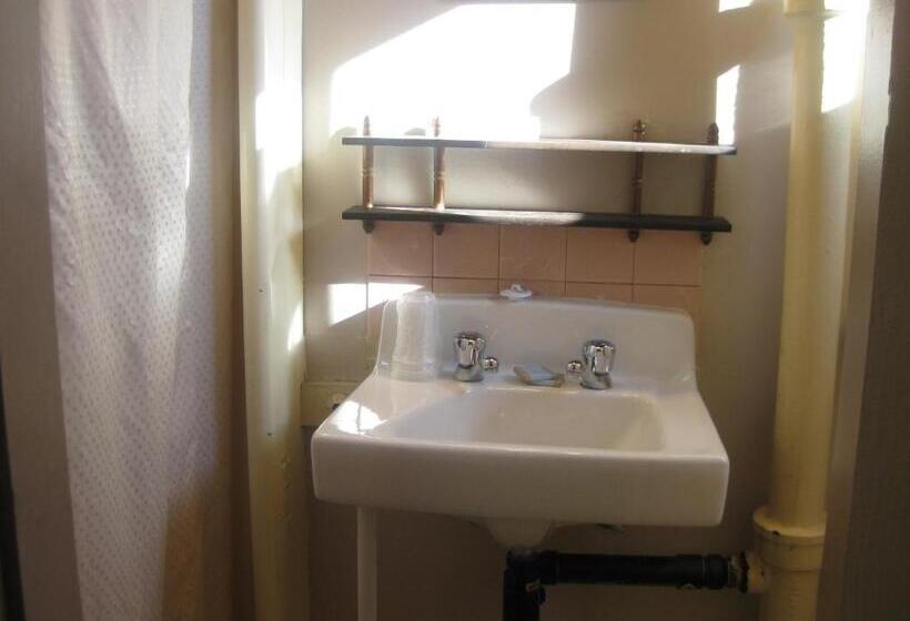 חדר אקונומי יחיד, Hat Motel