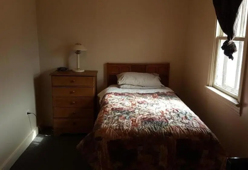 اتاق استاندارد یک نفره, Hat Motel