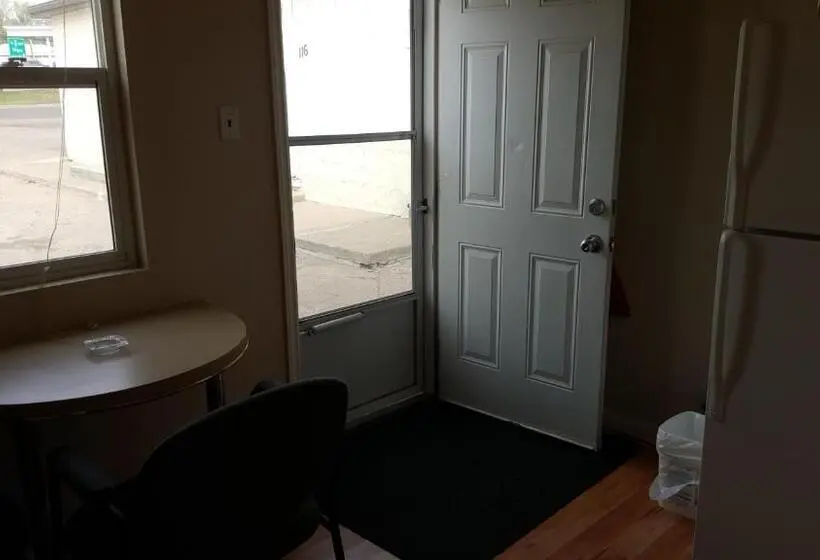 اتاق استاندارد یک نفره, Hat Motel