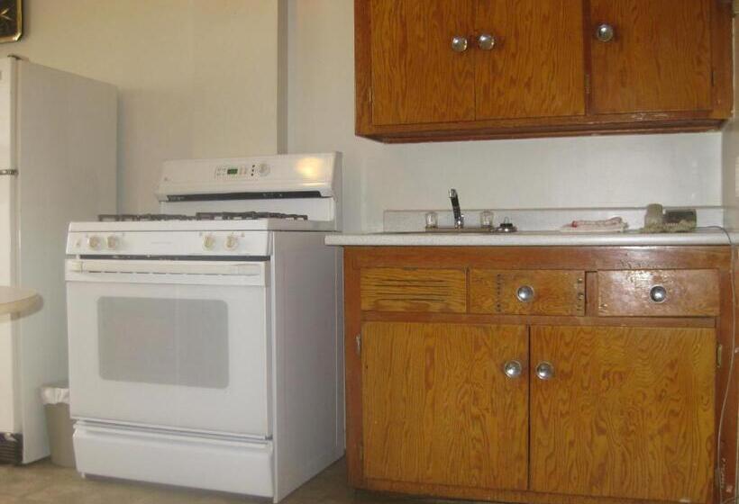 غرفة قياسية, Hat Motel