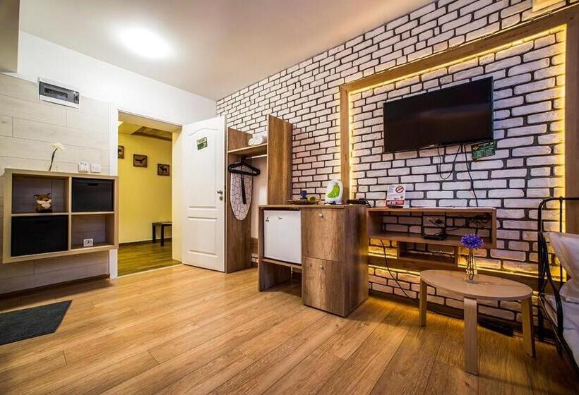 اتاق لوکس خانوادگی, Fox Rooms Apart