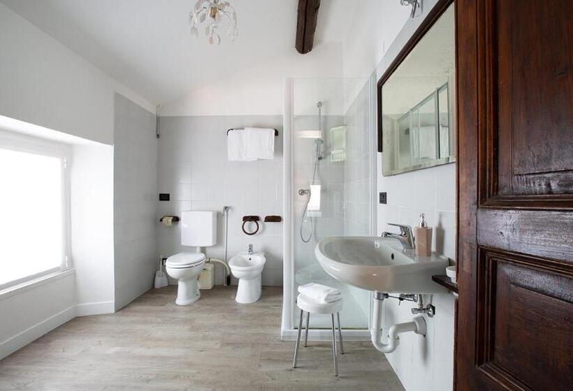 غرفة قياسية مطلّة علي البحيرة, Orso Bruno