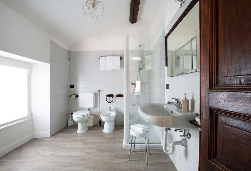 غرفة قياسية مطلّة علي البحيرة, Orso Bruno