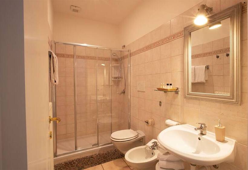 غرفة قياسية مزوَّدة بتراس, Orso Bruno