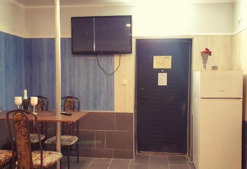 エコノミートリプルルーム, Paralax