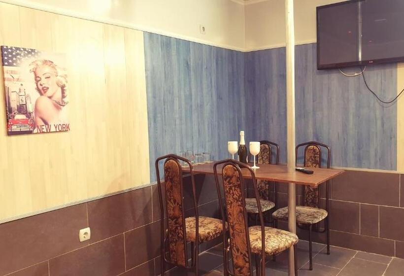 エコノミートリプルルーム, Paralax