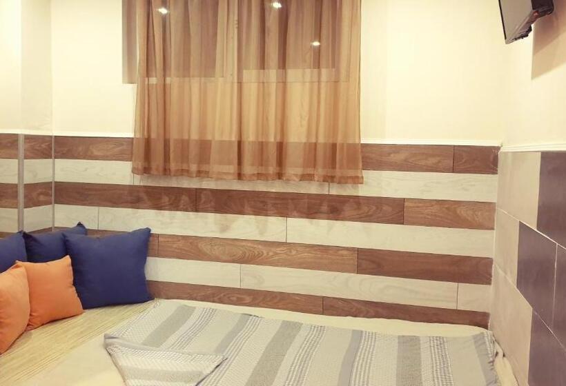 エコノミートリプルルーム, Paralax