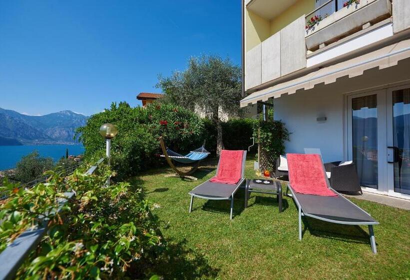 חדר משפחתי, Villa Smeralda