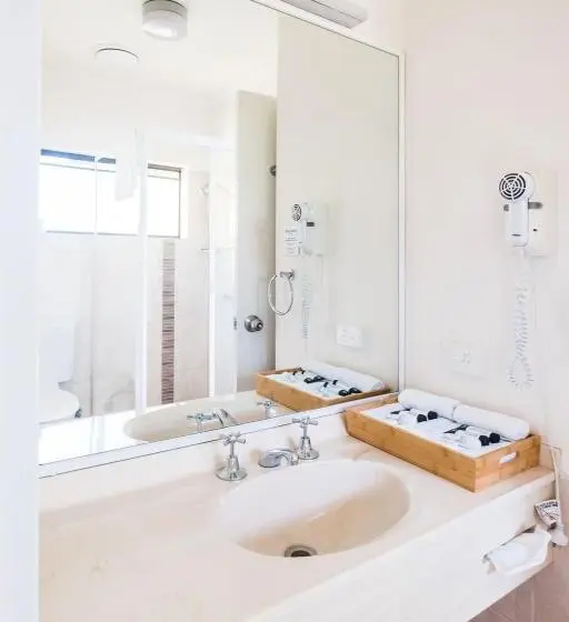 2 Bedroom Apartment Pool View, Mollymook Seascape Motel And Apartments