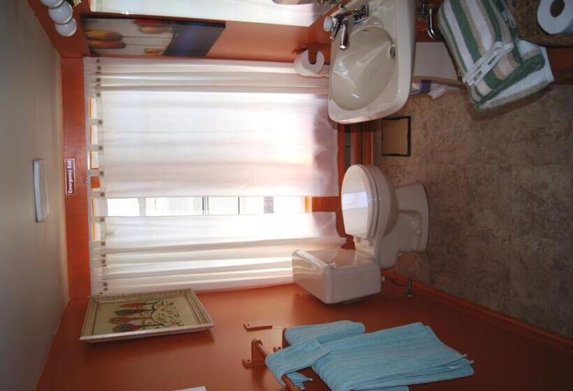 מיטת קינג בסוויטה, Ye Olde Walkerville Bed & Breakfast