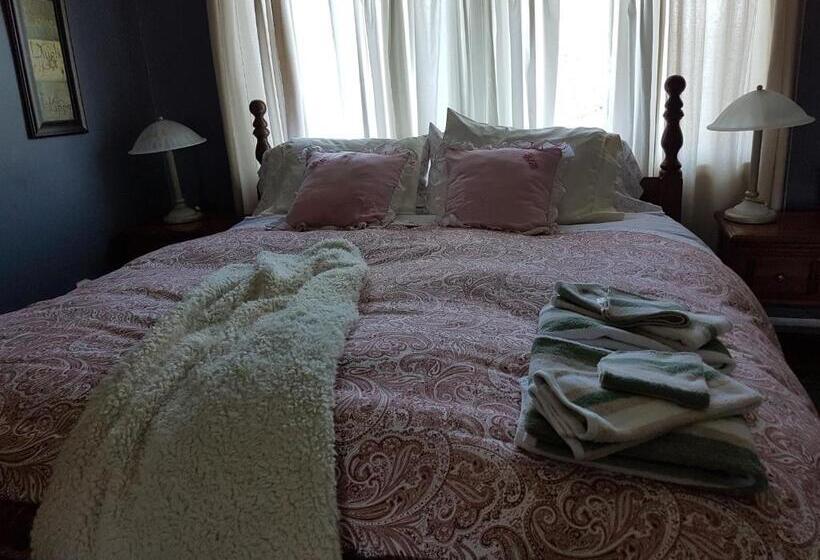 מיטת קינג בסוויטה, Ye Olde Walkerville Bed & Breakfast