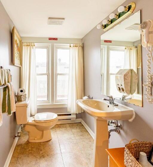 מיטת קינג בסוויטה, Ye Olde Walkerville Bed & Breakfast