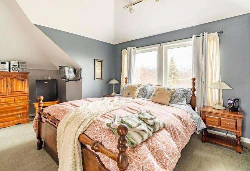 מיטת קינג בסוויטה, Ye Olde Walkerville Bed & Breakfast