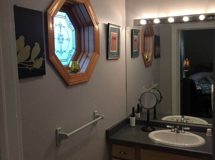 חדר דלוקס, Ye Olde Walkerville Bed & Breakfast