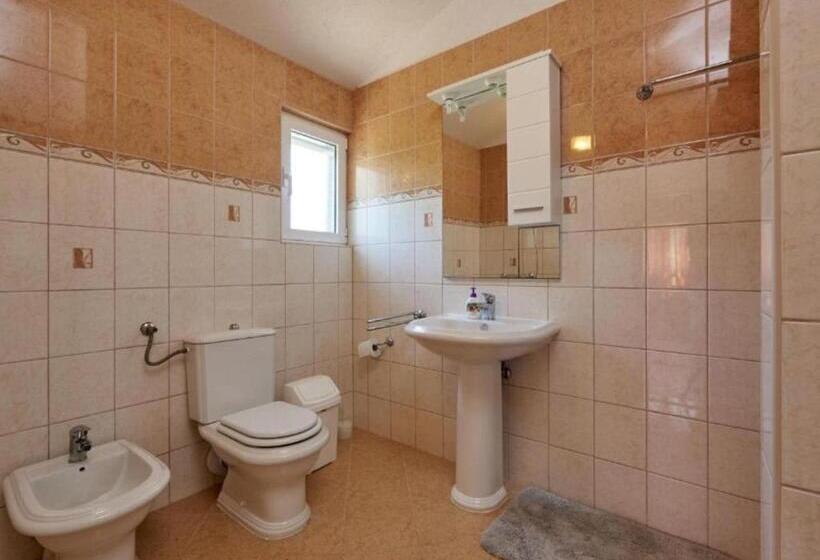 غرفة قياسية ثلاثية مزودة بشرفة, Krknjasi