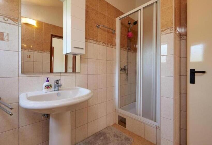 غرفة قياسية ثلاثية مزودة بشرفة, Krknjasi