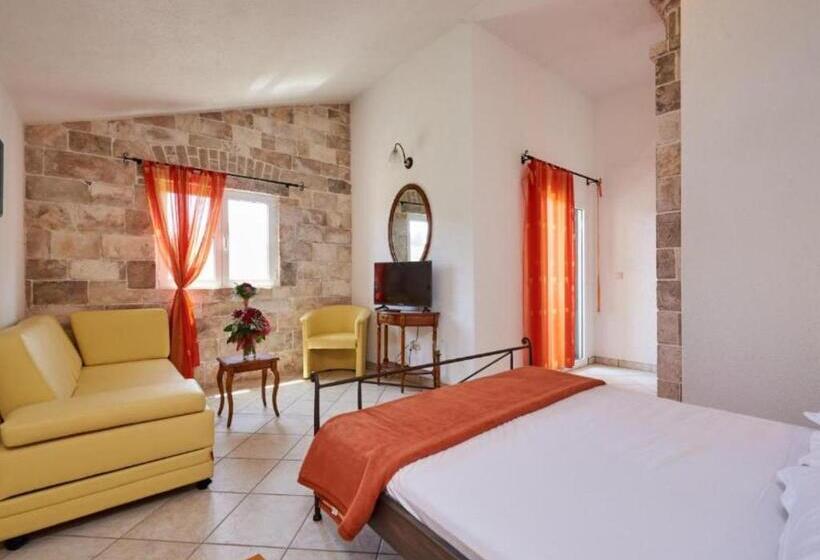 غرفة قياسية ثلاثية مزودة بشرفة, Krknjasi