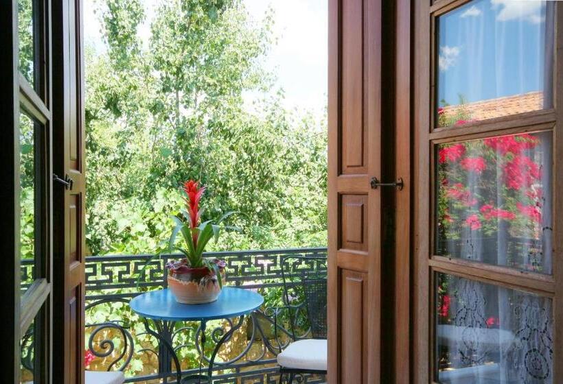 اتاق سوپریور با بالکن, Archontiko Art