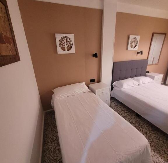 اتاق استاندارد سه تخته با بالکن, Arganda