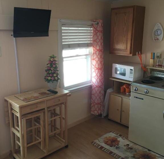 Хижина, Crosswinds Motel