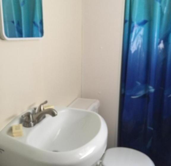 Хижина, Crosswinds Motel