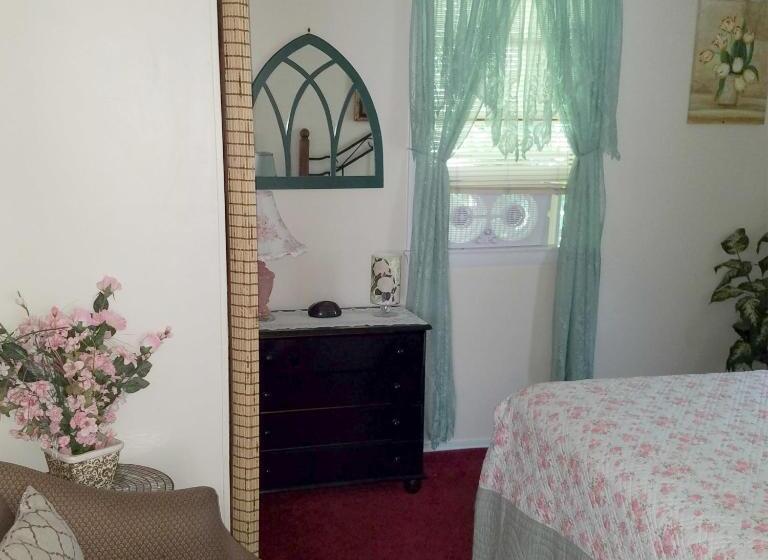 Хижина, Crosswinds Motel