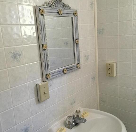 Номер Стандарт, Crosswinds Motel