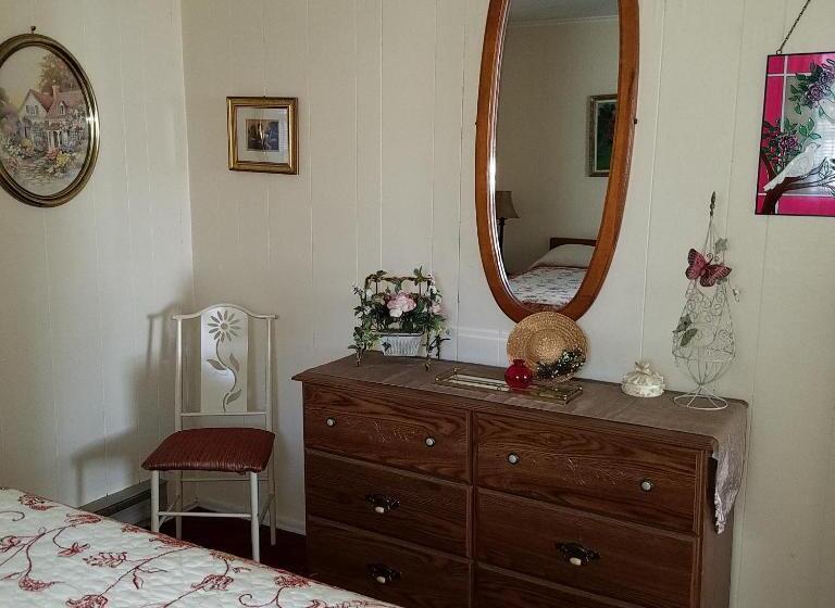 Хижина, Crosswinds Motel