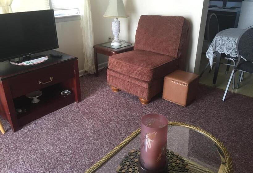 Хижина, Crosswinds Motel
