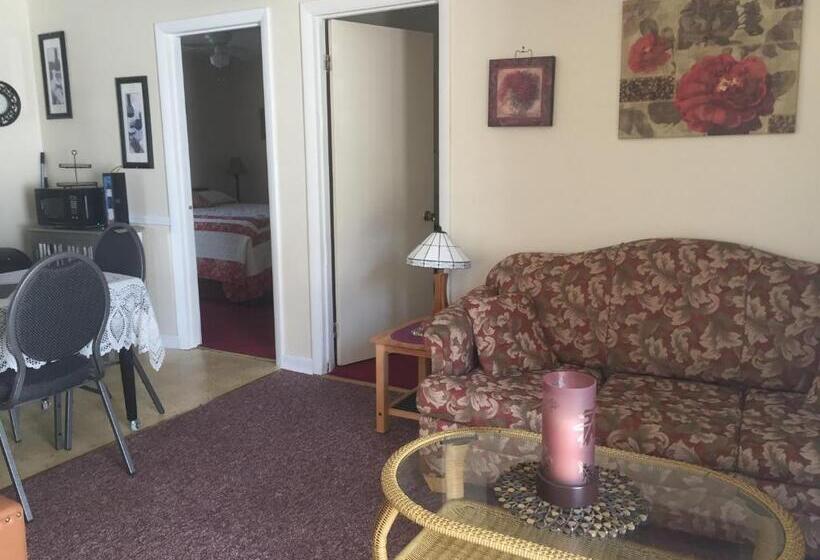 Хижина, Crosswinds Motel