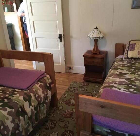 کابین, Crosswinds Motel