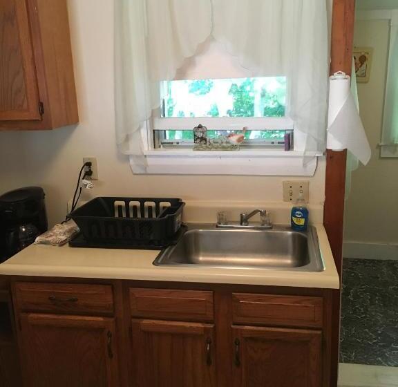 Хижина, Crosswinds Motel