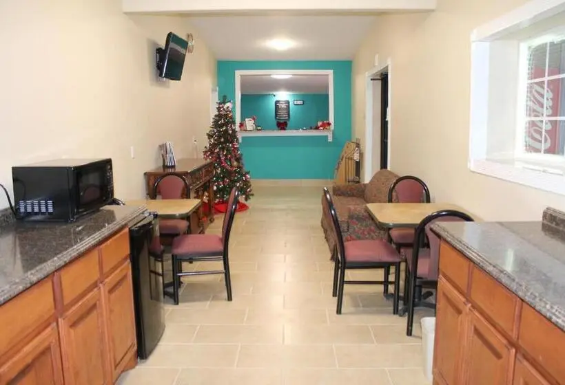 Deluxe Kolmen Hengen Huone, American Inn & Suites