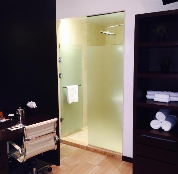 基本间, The One Boutique