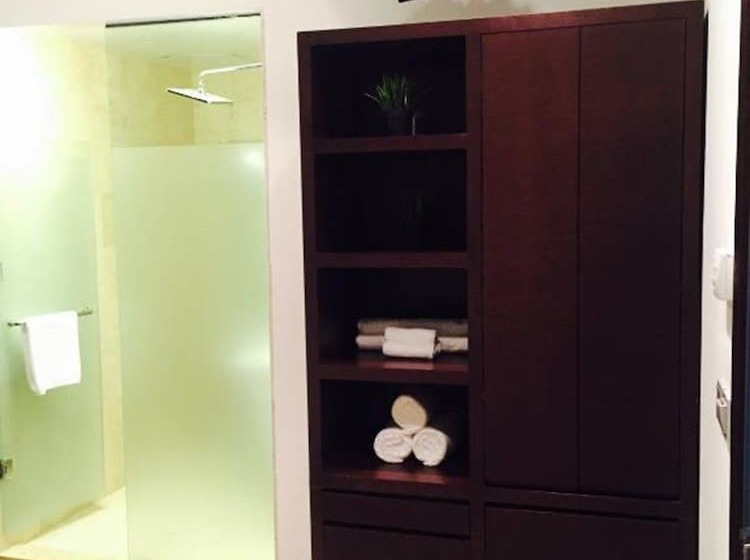 اتاق عادی, The One Boutique