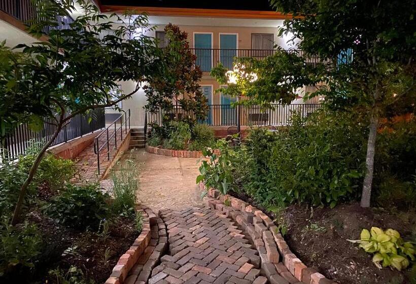 חדר משפחתי, Cascades Inn