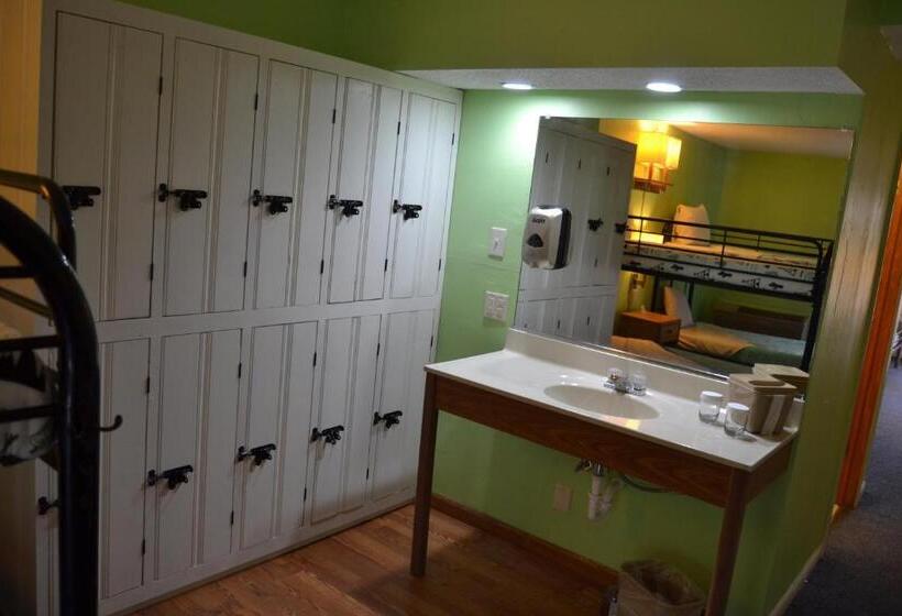 חדר משפחתי, Cascades Inn